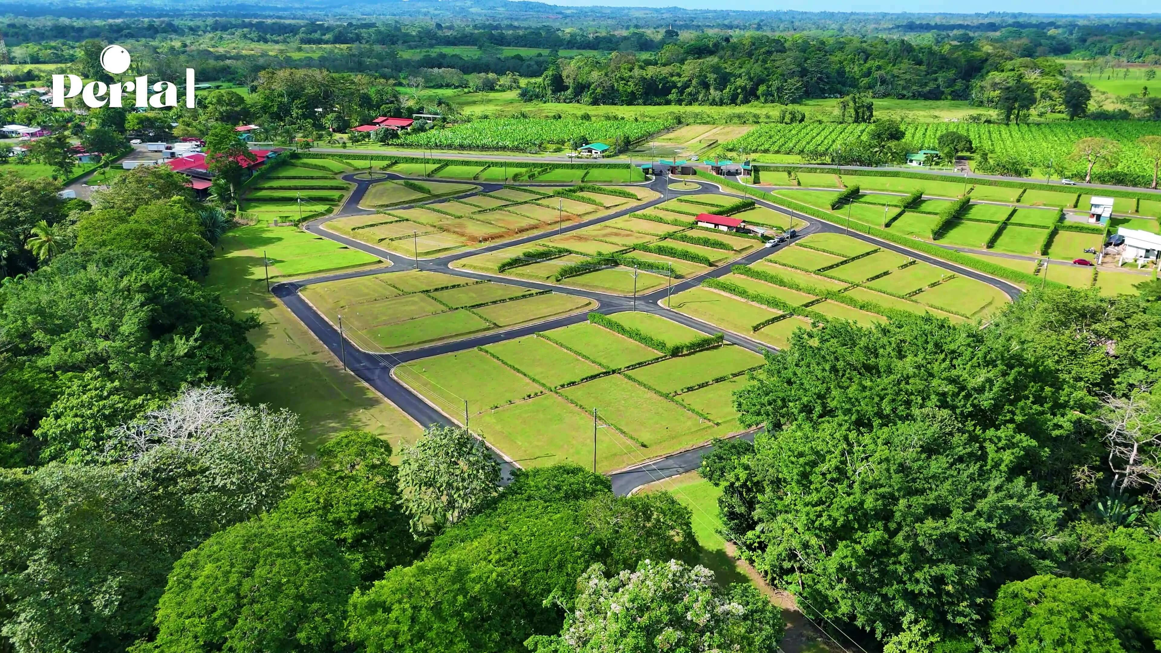 Vista aérea del Condominio El Establo rodeado de zonas verdes en La Fortuna de San Carlos