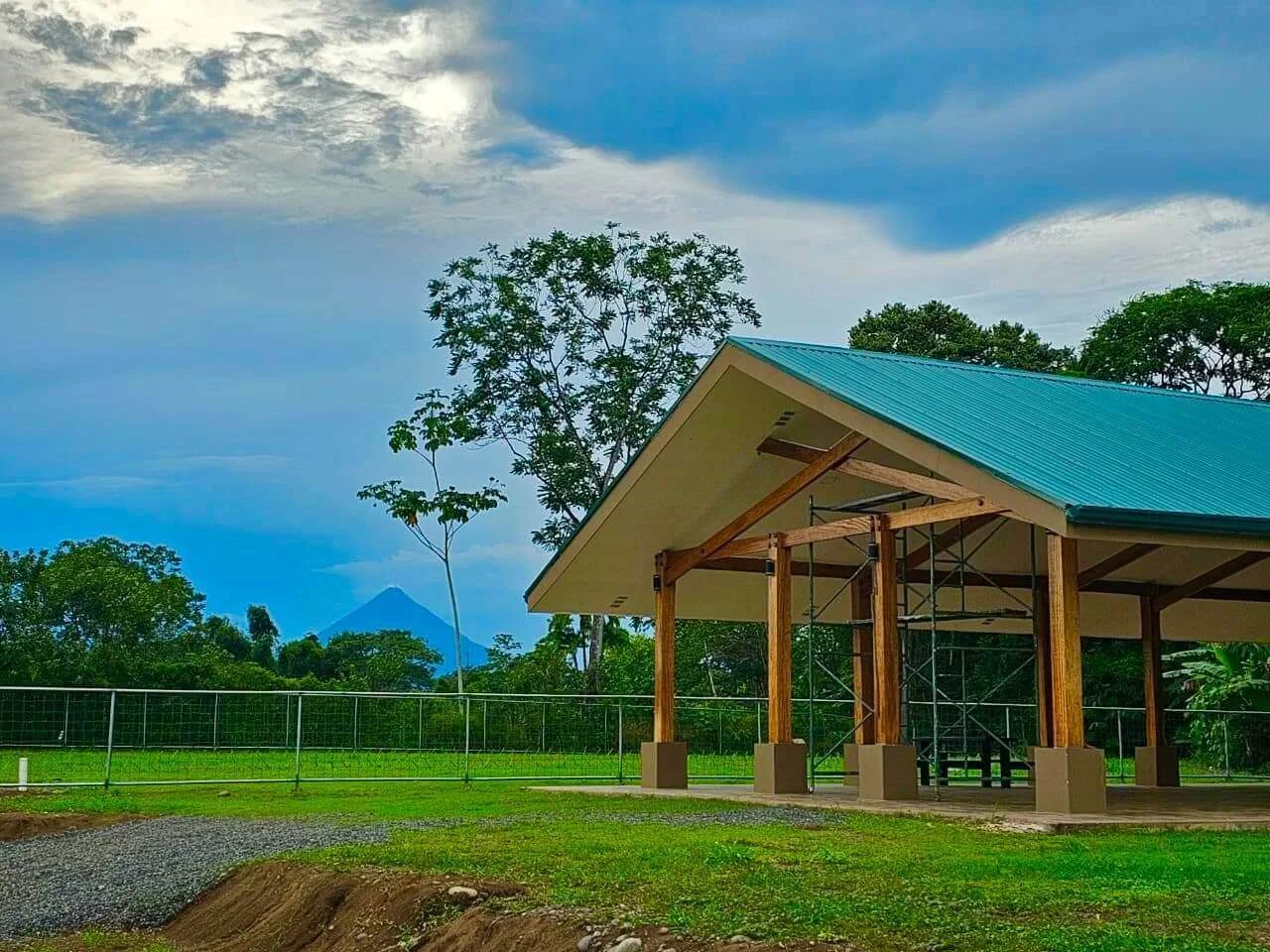 Entrada del Condominio El Trapiche con camino asfaltado